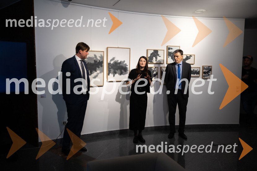  Matija Gantar, namestnik predsednika upravnega odbora družbe KD Group d.d;  Tina Konec, umetnica;  Matija Šenk, GeneraliOdprtje razstave Črno na belem akademske slikarke Tine Konec, Generali galerija