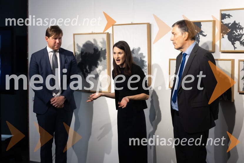  Matija Gantar, namestnik predsednika upravnega odbora družbe KD Group d.d;  Tina Konec, umetnica;  Matija Šenk, GeneraliOdprtje razstave Črno na belem akademske slikarke Tine Konec, Generali galerija