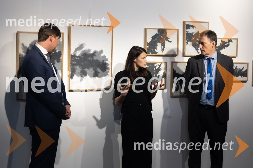  Matija Gantar, namestnik predsednika upravnega odbora družbe KD Group d.d;  Tina Konec, umetnica;  Matija Šenk, GeneraliOdprtje razstave Črno na belem akademske slikarke Tine Konec, Generali galerija