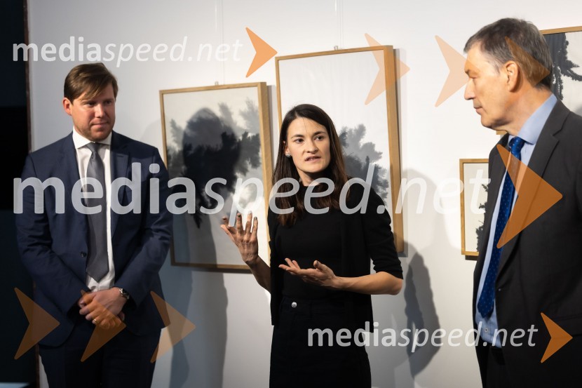  Matija Gantar, namestnik predsednika upravnega odbora družbe KD Group d.d;  Tina Konec, umetnica;  Matija Šenk, GeneraliOdprtje razstave Črno na belem akademske slikarke Tine Konec, Generali galerija