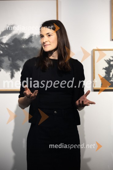  Tina Konec, umetnicaOdprtje razstave Črno na belem akademske slikarke Tine Konec, Generali galerija