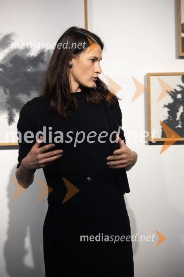  Tina Konec, umetnicaOdprtje razstave Črno na belem akademske slikarke Tine Konec, Generali galerija