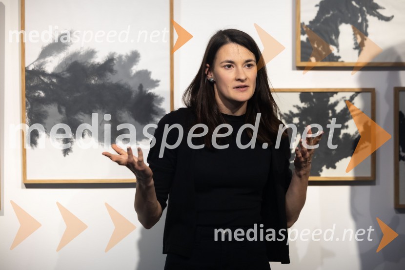  Tina Konec, umetnicaOdprtje razstave Črno na belem akademske slikarke Tine Konec, Generali galerija