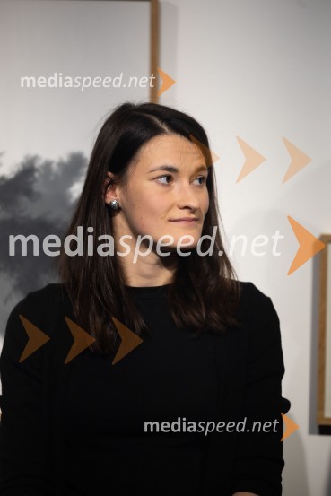  Tina Konec, umetnicaOdprtje razstave Črno na belem akademske slikarke Tine Konec, Generali galerija