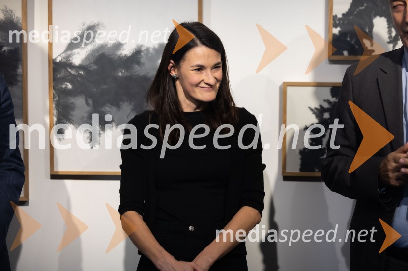  Tina Konec, umetnicaOdprtje razstave Črno na belem akademske slikarke Tine Konec, Generali galerija