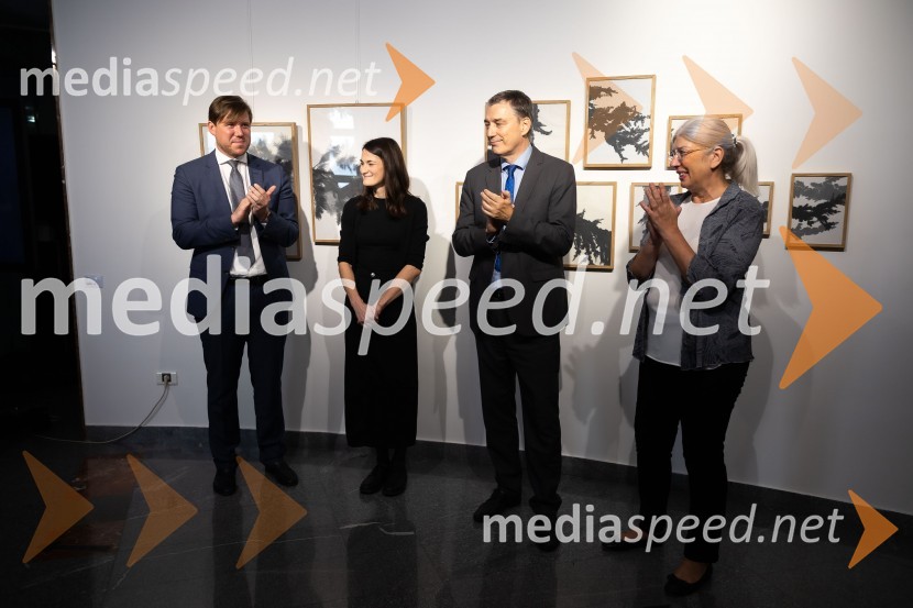  Matija Gantar, namestnik predsednika upravnega odbora družbe KD Group d.d;  Tina Konec, umetnica;  Matija Šenk, Generali;  Olga  Pejović, predstavnica za odnose z javnostmi, GeneraliOdprtje razstave Črno na belem akademske slikarke Tine Konec, Generali galerija