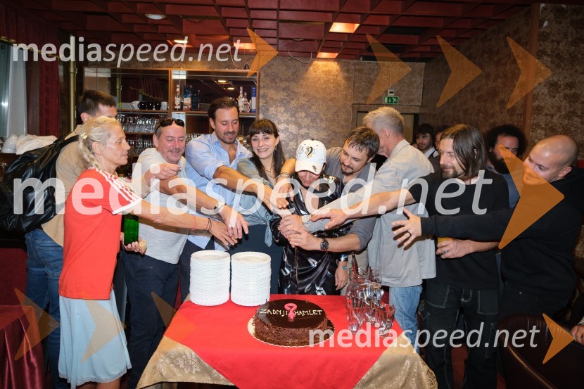  Sodja Zupanc Lotker, dramaturginja;  Ciril Roblek, inspicient PGK;  Miha Rodman, igralec;  Živa Selan, igralka;  Lea  Kukovičič, režiserka;  Blaž Setnikar, igralec;  Borut  Veselko, igralec;  ... ;  ... ;  ... Zadnji Hamlet, premiera, Prešernovo gledališče Kranj