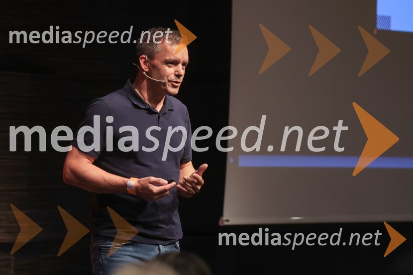 AI-spiracija: kako in kaj z umetno inteligenco v 2024