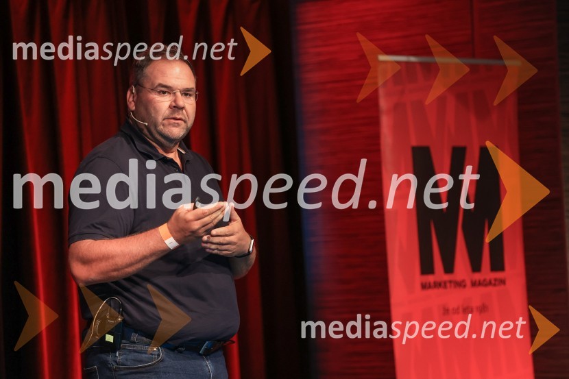 AI-spiracija: kako in kaj z umetno inteligenco v 2024