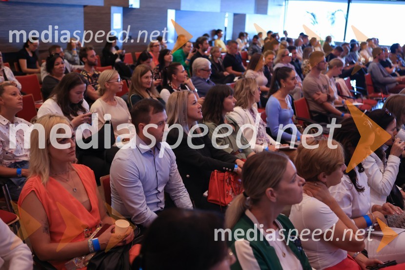 AI-spiracija: kako in kaj z umetno inteligenco v 2024