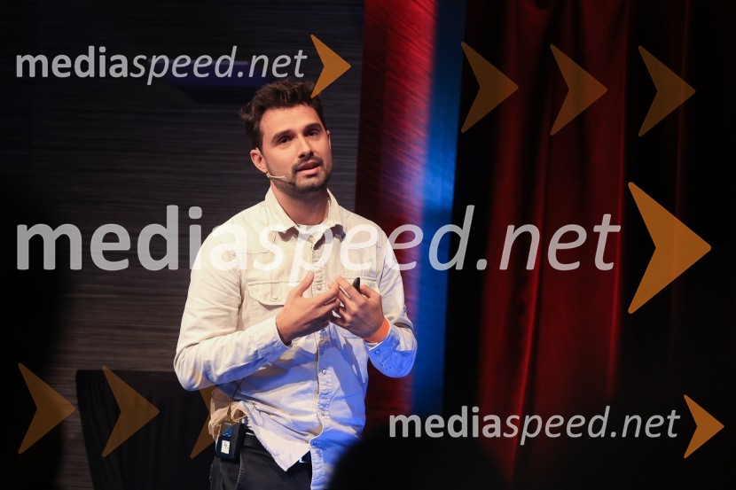 AI-spiracija: kako in kaj z umetno inteligenco v 2024