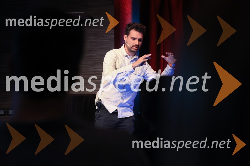 AI-spiracija: kako in kaj z umetno inteligenco v 2024