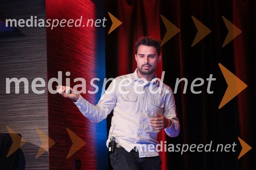 AI-spiracija: kako in kaj z umetno inteligenco v 2024