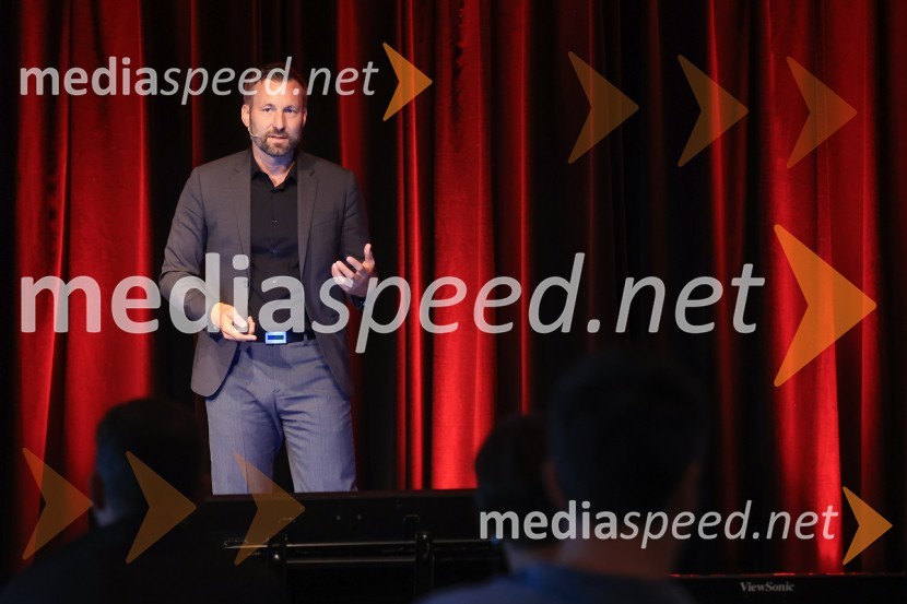 AI-spiracija: kako in kaj z umetno inteligenco v 2024