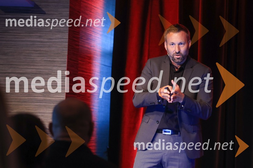 AI-spiracija: kako in kaj z umetno inteligenco v 2024