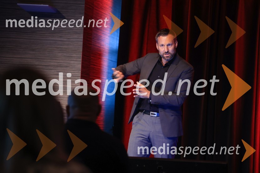 AI-spiracija: kako in kaj z umetno inteligenco v 2024