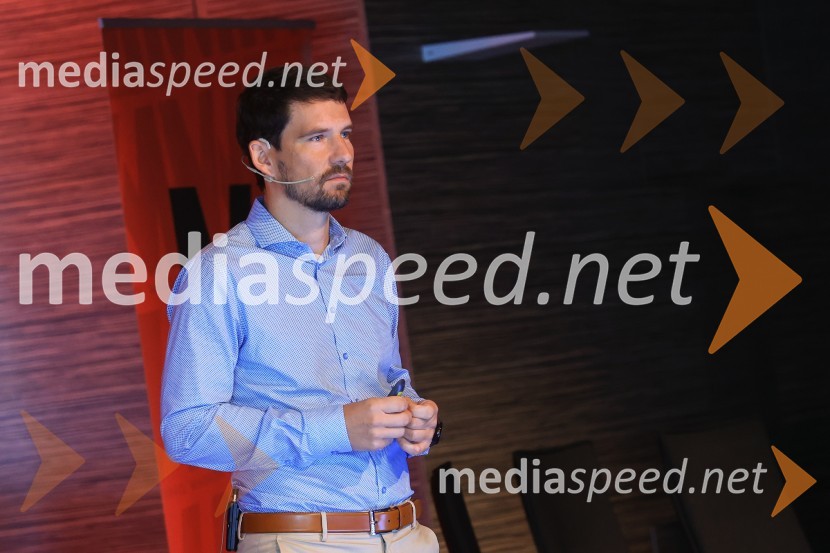 AI-spiracija: kako in kaj z umetno inteligenco v 2024