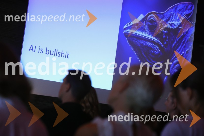 AI-spiracija: kako in kaj z umetno inteligenco v 2024