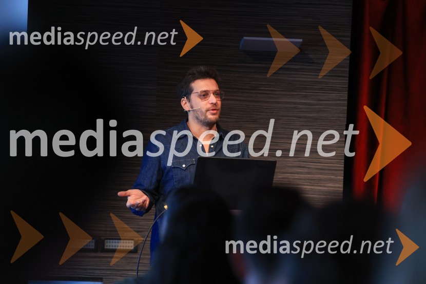 AI-spiracija: kako in kaj z umetno inteligenco v 2024