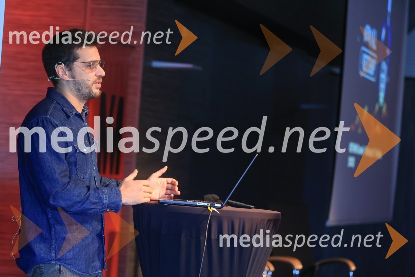 AI-spiracija: kako in kaj z umetno inteligenco v 2024