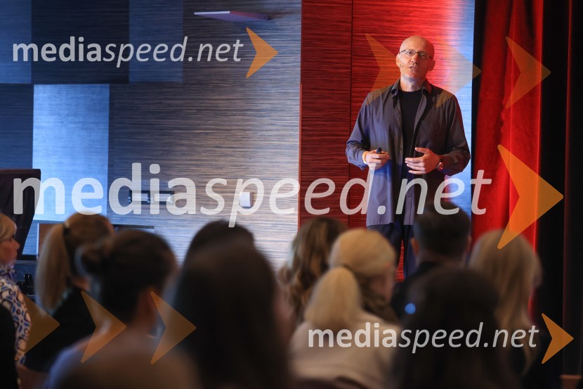 AI-spiracija: kako in kaj z umetno inteligenco v 2024