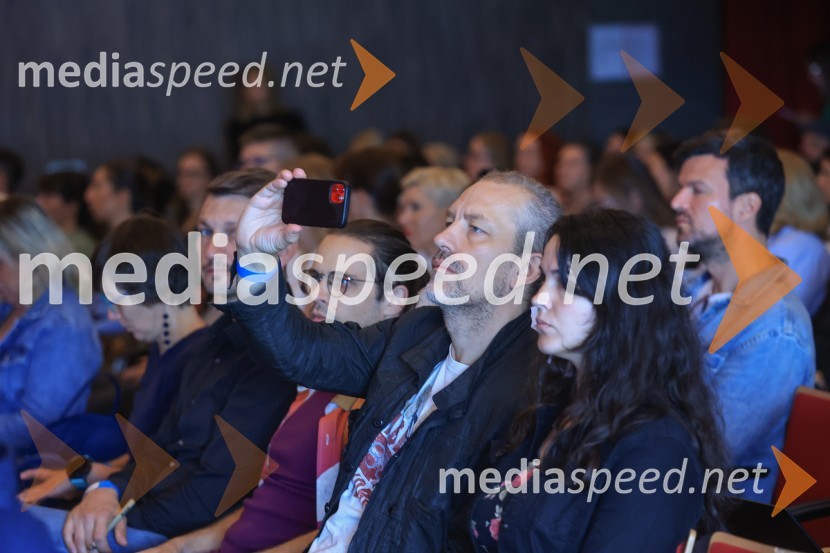 AI-spiracija: kako in kaj z umetno inteligenco v 2024