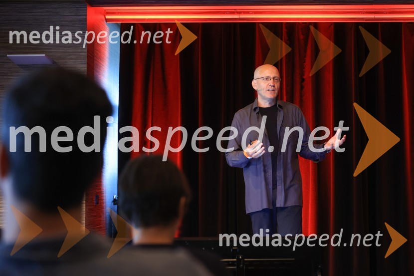 AI-spiracija: kako in kaj z umetno inteligenco v 2024