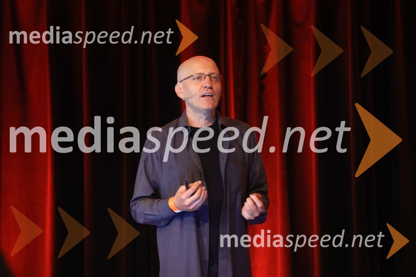 AI-spiracija: kako in kaj z umetno inteligenco v 2024