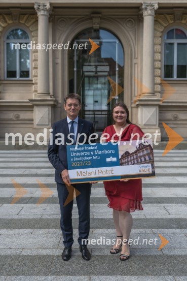 prof. dr. Zdravko Kačič, rektor Univerze v Mariboru;  Melani Potrč, študentka Fakultete za naravoslovje in matematiko Univerze v MariboruNajboljša študentka Univerze v Mariboru je Iza Beširević
