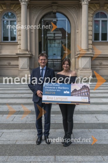 prof. dr. Zdravko Kačič, rektor Univerze v Mariboru;  Ana Lampret,  študentka Filozofske fakultete Univerze v MariboruNajboljša študentka Univerze v Mariboru je Iza Beširević