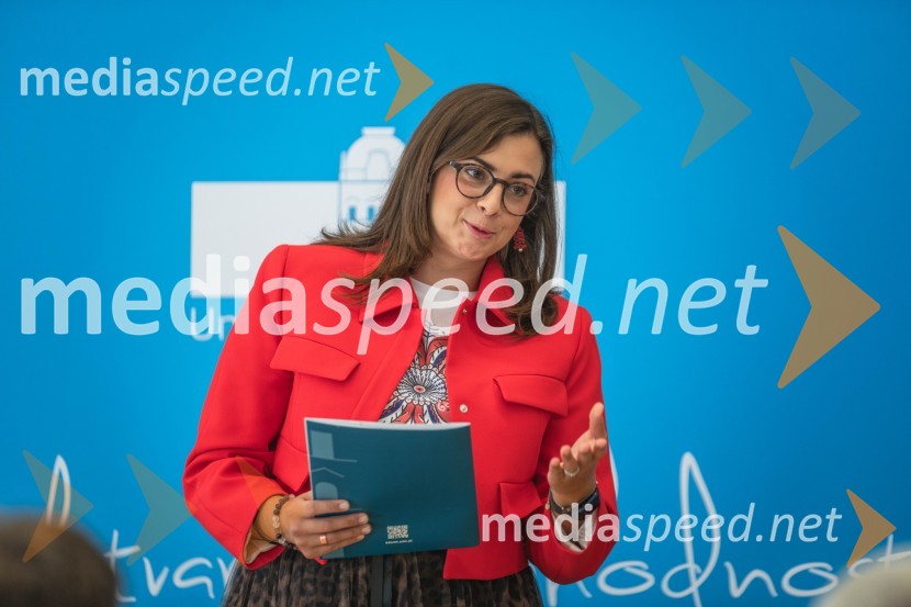  Nomi  Hrast,  prorektorica za študentska vprašanjaNajboljša študentka Univerze v Mariboru je Iza Beširević