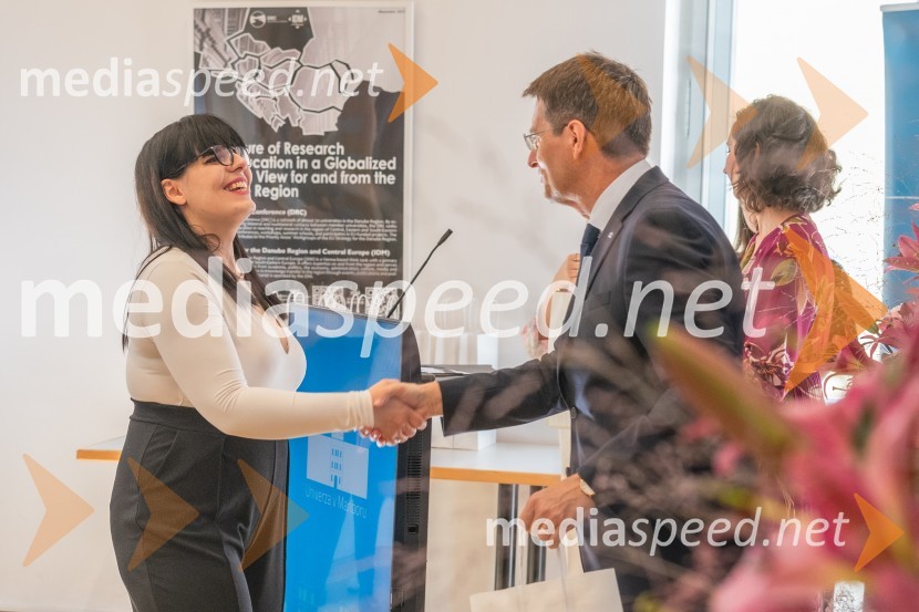  Maksim  Dovečar; prof. dr. Zdravko Kačič, rektor Univerze v MariboruNajboljša študentka Univerze v Mariboru je Iza Beširević