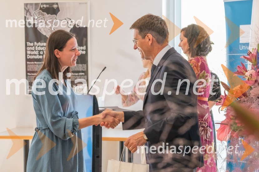  Eva Simonič; prof. dr. Zdravko Kačič, rektor Univerze v MariboruNajboljša študentka Univerze v Mariboru je Iza Beširević