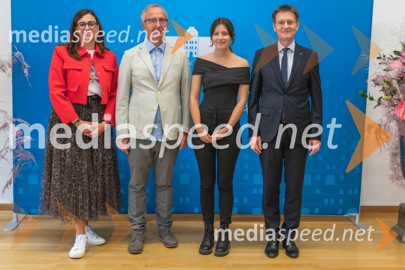  Nomi  Hrast , prorektorica za študentska vprašanja Univerze v Mariboru;  dr. Darko Friš, dekan Filozofska fakulteta UM;  Ana Lampret,  študentka Filozofske fakultete Univerze v Mariboru; prof. dr. Zdravko Kačič, rektor Univerze v MariboruNajboljša študentka Univerze v Mariboru je Iza Beširević