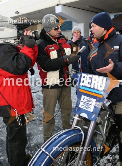 Thomas Črnčec, snemalec in Borut Cvetko med intervjujem z Guentherjem Bauerjem (Nemčija)SPEEDWAY NA LEDU, polfinale svetovnega prvenstva posameznikov, 2. dirka