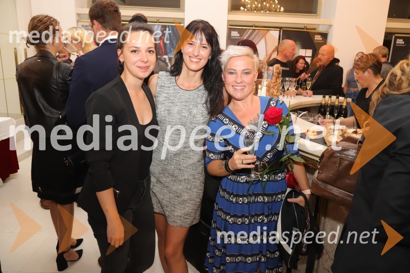  Zala Koren, SNG Maribor Drama, urednica socialnih omrežij;  Eva Kraš, igralka;  Suzana Rengeo, modna oblikovalka in kostumografinjaTrpko komična drama Pijani odpira sezono v mariborski Drami