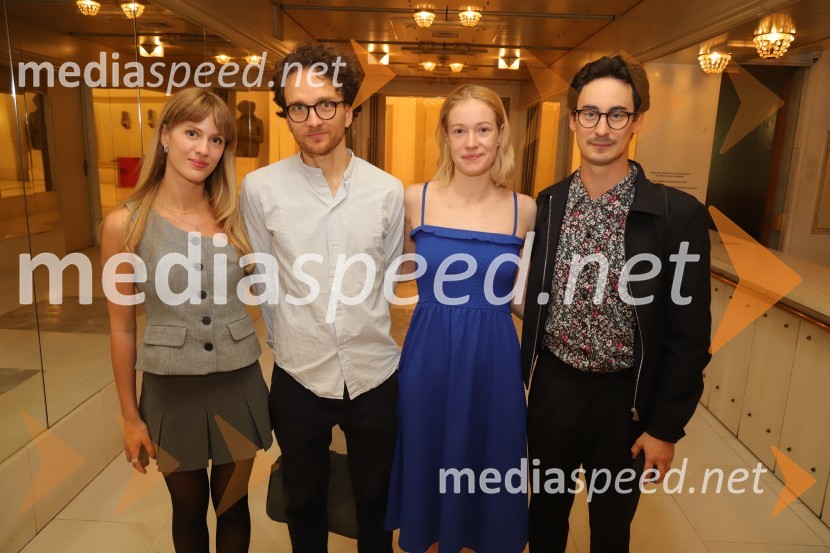  Dóra Riederauer;  Matija Stipanič, igralec;  Julija Klavžar, igralka;  Žan Koprivnik, igralecTrpko komična drama Pijani odpira sezono v mariborski Drami