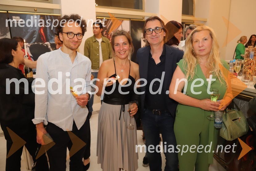  Matija Stipanič, igralec;  Ana Urbanc, igralka;  Aleksandar  Popovski, režiser, umetniški direktor Drame SNG Maribor;  Natalija PopovskiTrpko komična drama Pijani odpira sezono v mariborski Drami