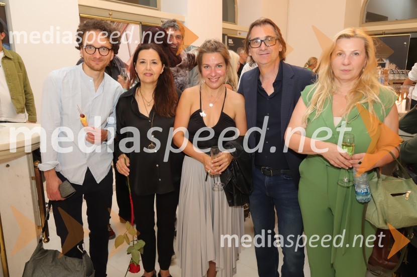  Matija Stipanič, igralec;  Ksenija Mišič, igralka;  Ana Urbanc, igralka;  Aleksandar  Popovski, režiser, umetniški direktor Drame SNG Maribor;  Natalija PopovskiTrpko komična drama Pijani odpira sezono v mariborski Drami