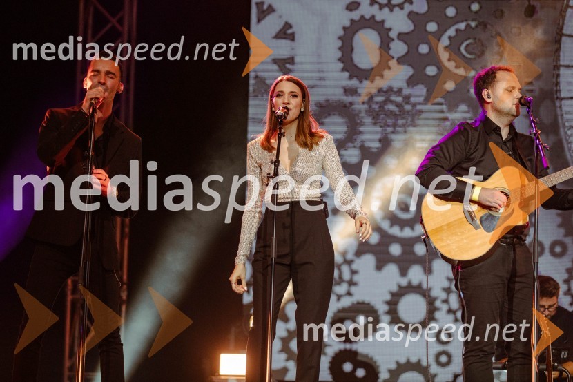  Žiga Jan, pevec;  Monika Avsenik, pevka;  Tine Lustek, akustična kitaraJan Plestenjak, koncert v Križankah