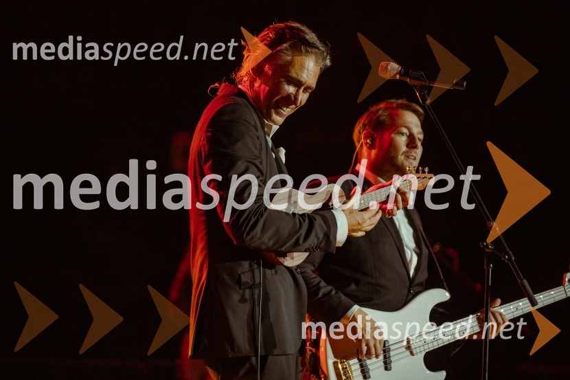  Jan Plestenjak, pevec;  Anže Langus Petrovič, basistJan Plestenjak, koncert v Križankah