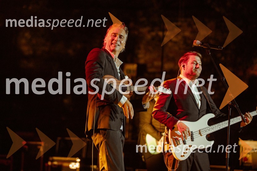  Jan Plestenjak, pevec;  Anže Langus Petrovič, basistJan Plestenjak, koncert v Križankah