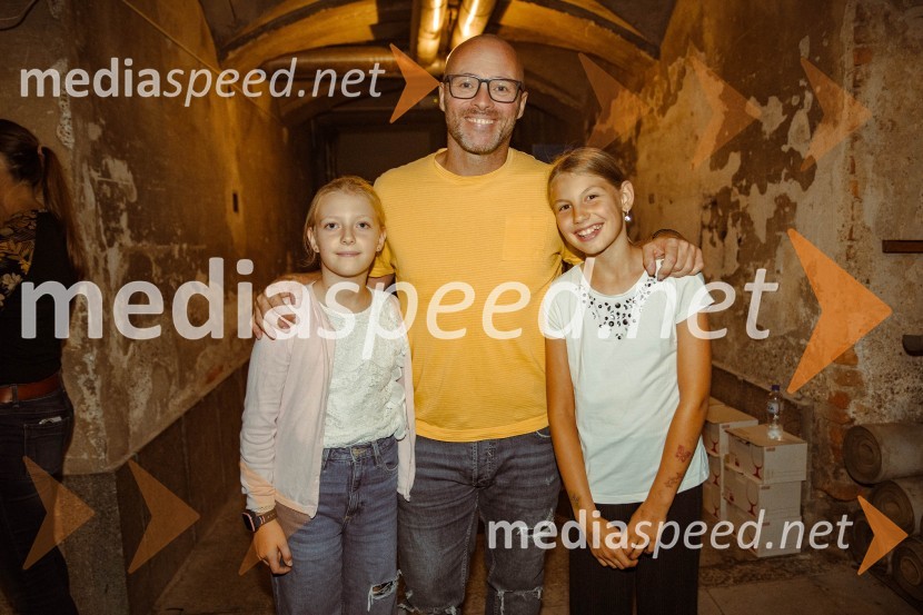  Ava Dalin Komotar;  Ciril Komotar, vloger Komotar Minuta;  ... Jan Plestenjak, koncert v Križankah