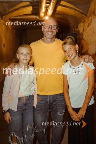  Ava Dalin Komotar;  Ciril Komotar, vloger Komotar Minuta;  ... Jan Plestenjak, koncert v Križankah