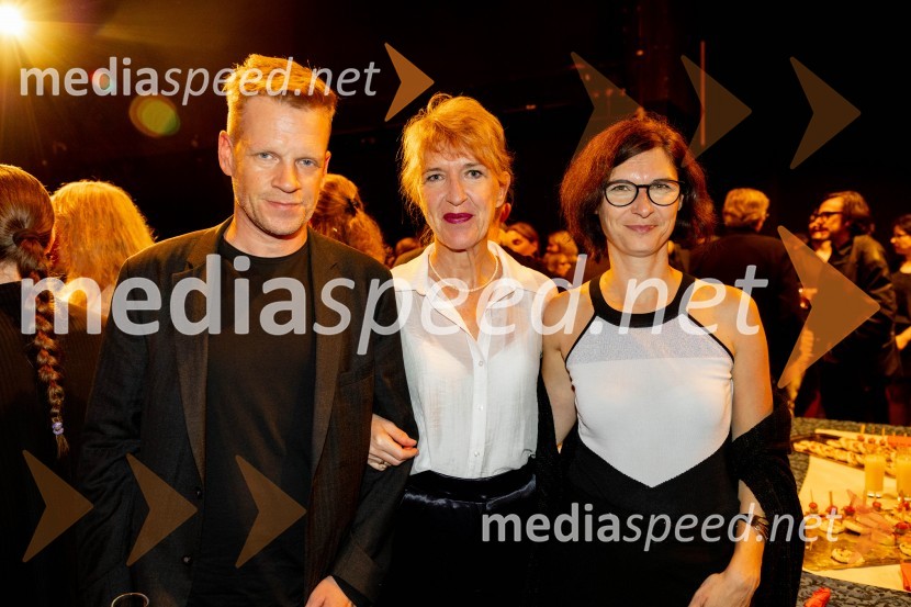  Luka Nabergoj, pomočnik ravnateljice SNG Drama Ljubljana;  Vesna Jurca Tadel, ravnateljice SNG Drama Ljubljana;  Špela Zorn, organizatorka programa SNG Drama LjubljanaAntigona, prva premiera nove sezone v SNG Drama Ljubljana