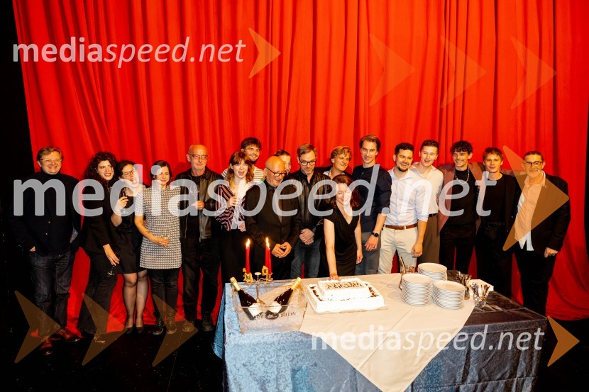  Marko Japelj, scenograf;  ... ;  ... ;  ... ;  Andrej  Hajdinjak, oblikovalec svetlobe;   Ana Pribošič;  Kolja Miljković;  Janez Pipan, režiser;  Jurij  Zrnec, igralec;  Matevž Sluga, AGRFT;  Nina Ivanišin Janežič, igralka;  Jure Henigman, igralec;  Domen Blatnik, igralec;  Peter Alojz Marn;  Nejc Cijan Garlatti, igralec;  Timon Šturbej, igralec;  Leo Kulaš, kostumografAntigona, prva premiera nove sezone v SNG Drama Ljubljana