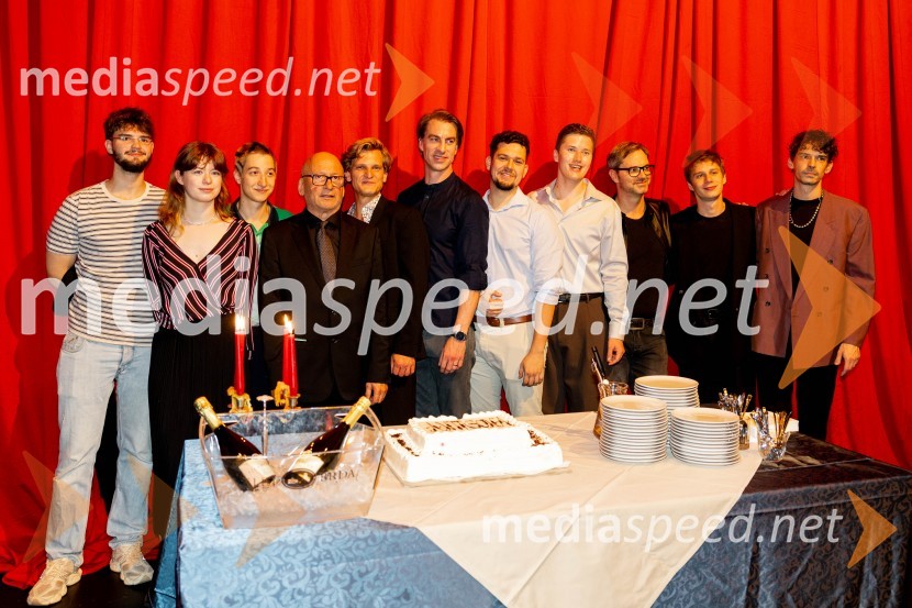  Kolja Miljković;   Ana Pribošič;  Nikola Drole;  Janez Pipan, režiser;  Matevž Sluga, AGRFT;  Jure Henigman, igralec;  Domen Blatnik, igralec;  Peter Alojz Marn;  Jurij  Zrnec, igralec;  Timon Šturbej, igralec;  Nejc Cijan Garlatti, igralecAntigona, prva premiera nove sezone v SNG Drama Ljubljana