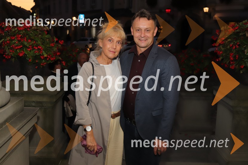  Barbara Hieng Samobor, direktorica in umetniška vodja MGL;  Peter Srpčič, direktor, Mestno gledališče PtujPremiera koprodukcijske predstave Pohorski bataljon