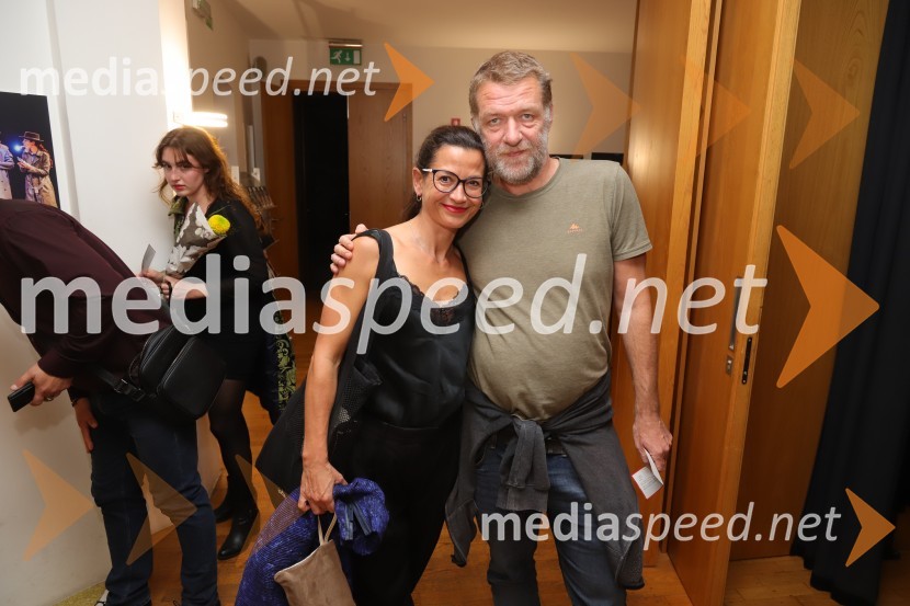  Simona  Belle, služba za stike z javnostmi MGL;  Jernej Lorenci, gledališki režiserPremiera koprodukcijske predstave Pohorski bataljon