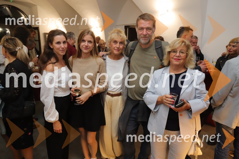  Nina Rakovec, igralka, pevka;  Ana  Samobor;  Barbara Hieng Samobor, direktorica in umetniška vodja MGL;  Jernej Lorenci, gledališki režiser;  ... Premiera koprodukcijske predstave Pohorski bataljon